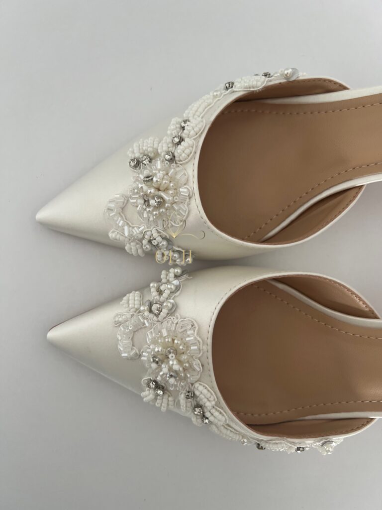 Весільні туфлі з вишивкою та ремінцем