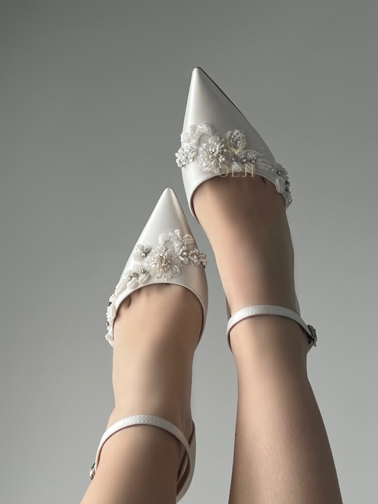 Весільні туфлі з вишивкою та ремінцем