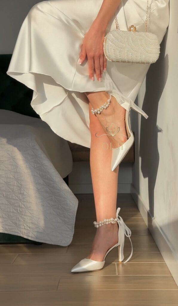 Весільні туфлі зі знімною брошкою з перлин та поясом