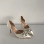 Весільні атласні туфлі зі срібною брошкою