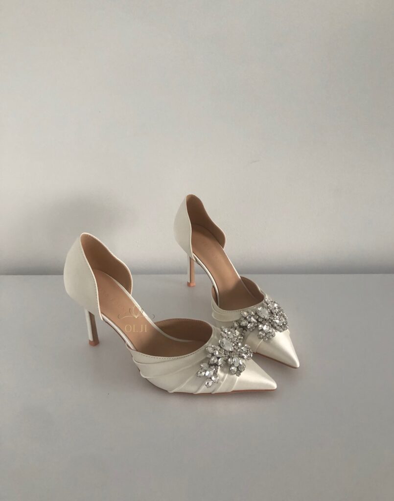 Весільні атласні туфлі зі срібною брошкою