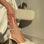 Весільні туфлі зі знімною брошкою з перлин та поясом