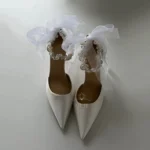 Білосніжні атласні туфлі з перлами та прозорим обʼємним бантом