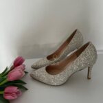 Блискучі туфлі вкриті дрібними перлинками та блискітками