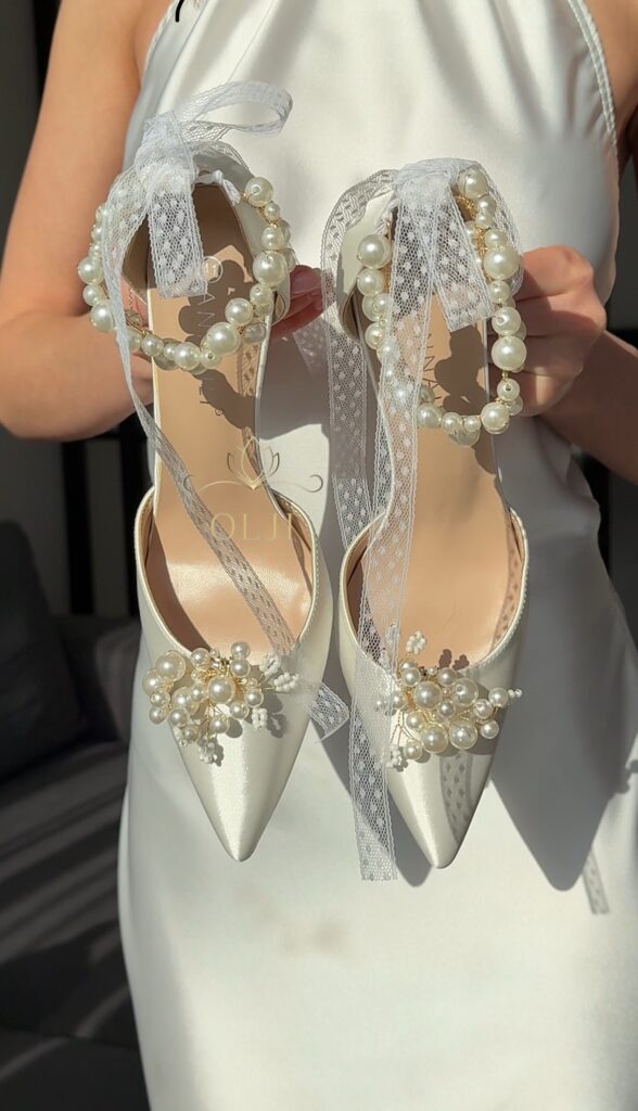 Весільні туфлі зі знімною брошкою з перлин та поясом