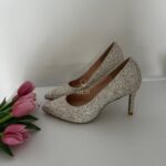 Блискучі туфлі вкриті дрібними перлинками та блискітками