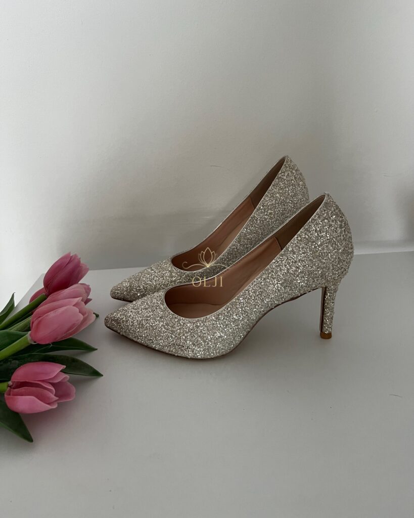 Блискучі туфлі вкриті дрібними перлинками та блискітками