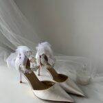 Білосніжні атласні туфлі з перлами та прозорим обʼємним бантом