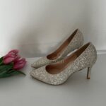 Блискучі туфлі вкриті дрібними перлинками та блискітками