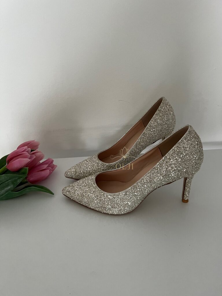 Блискучі туфлі вкриті дрібними перлинками та блискітками