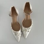Весільні туфлі з вишивкою та ремінцем