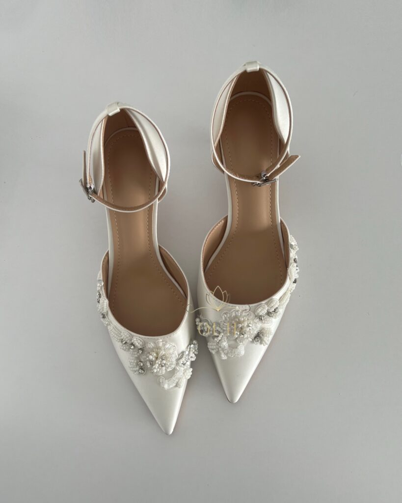 Весільні туфлі з вишивкою та ремінцем
