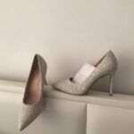 Блискучі туфлі вкриті дрібними перлинками та блискітками