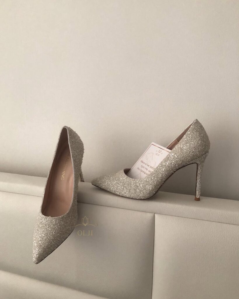 Блискучі туфлі вкриті дрібними перлинками та блискітками