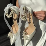 Весільні туфлі зі знімною брошкою з перлин та поясом