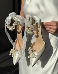 Весільні туфлі зі знімною брошкою з перлин та поясом