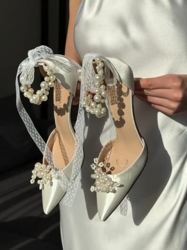 Весільні туфлі зі знімною брошкою з перлин та поясом