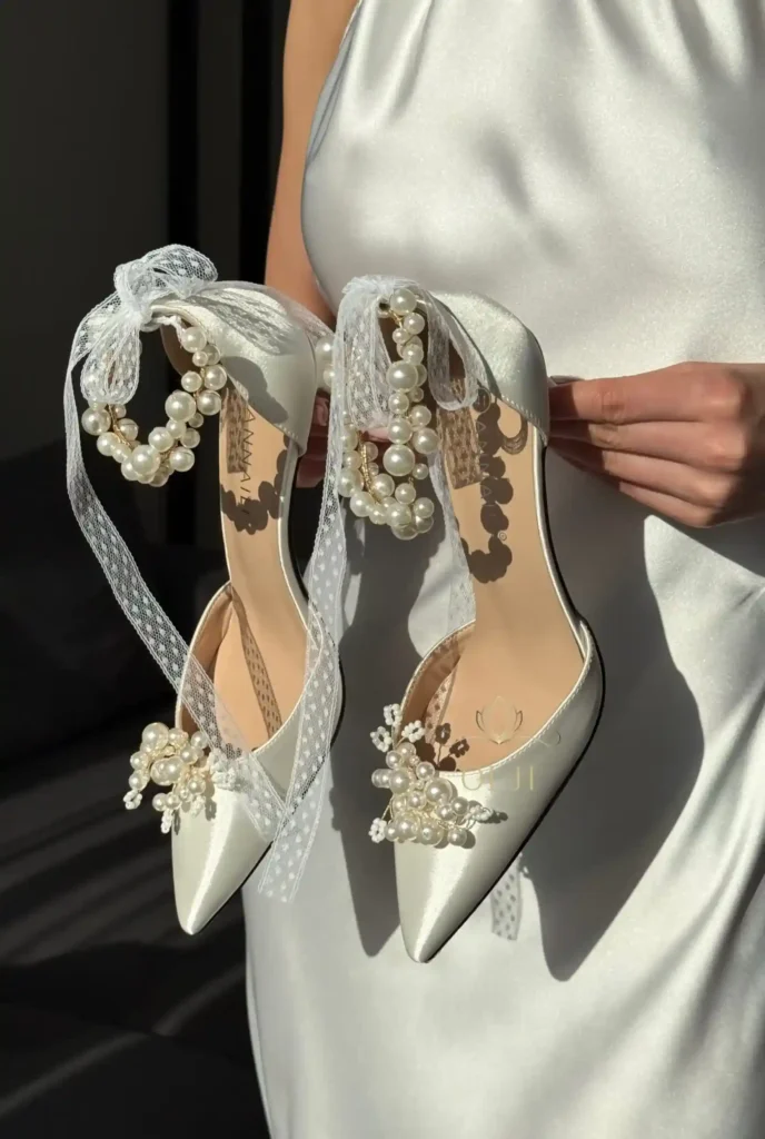 Весільні туфлі зі знімною брошкою з перлин та поясом
