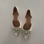 Весільні атласні туфлі зі срібною брошкою