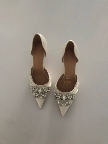 Весільні атласні туфлі зі срібною брошкою