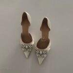 Весільні атласні туфлі зі срібною брошкою