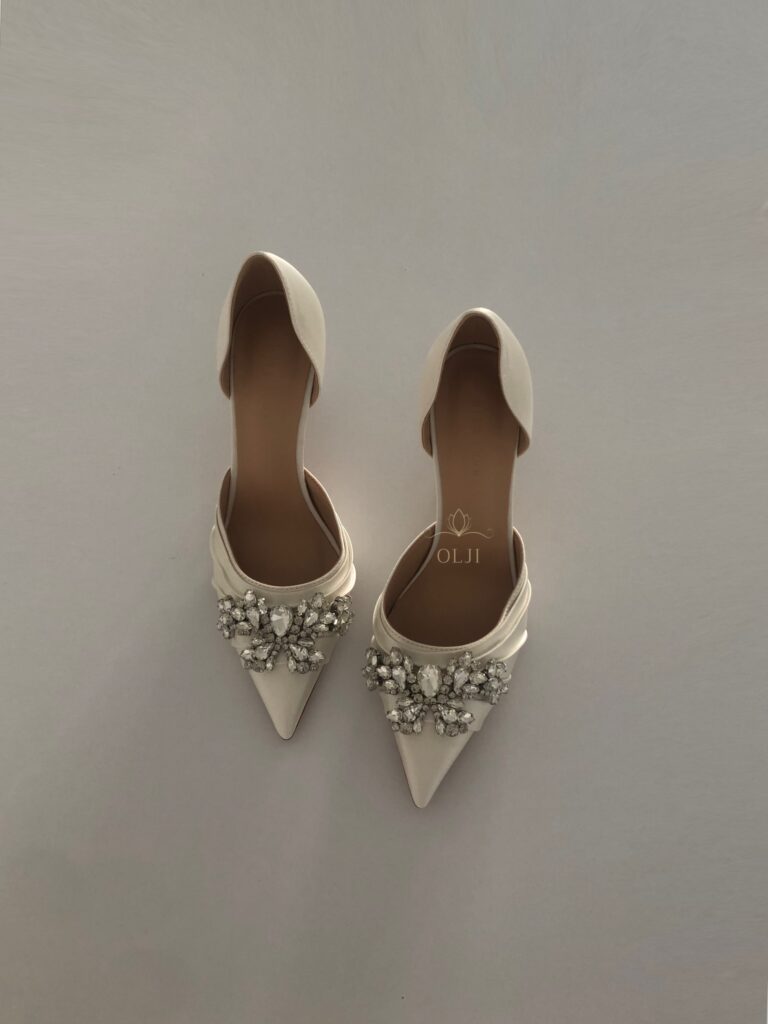 Весільні атласні туфлі зі срібною брошкою