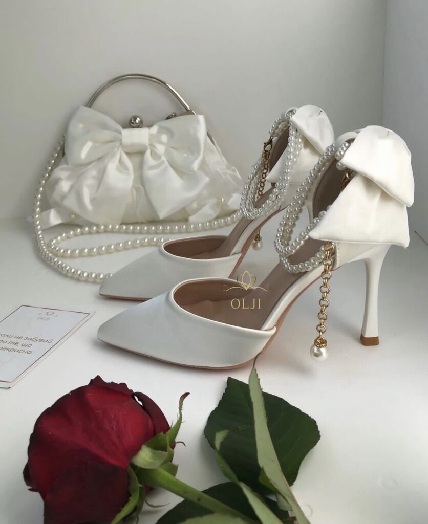 Туфлі з перлами і бантиком