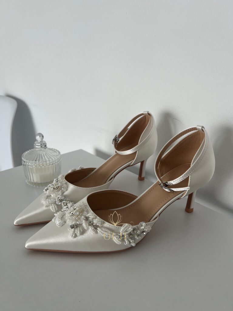 Весільні туфлі з вишивкою та ремінцем