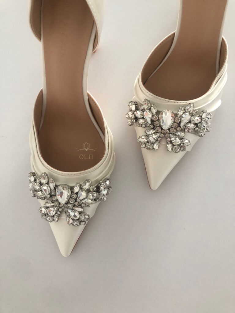 Весільні атласні туфлі зі срібною брошкою