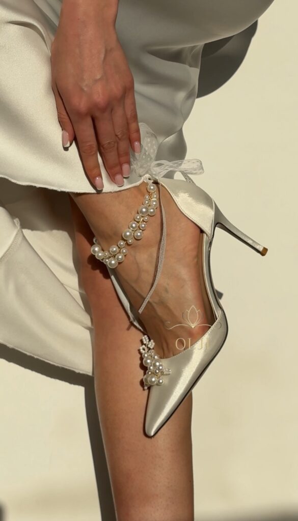 Весільні туфлі зі знімною брошкою з перлин та поясом