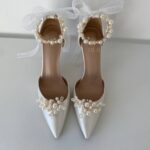 Весільні туфлі зі знімною брошкою з перлин та поясом