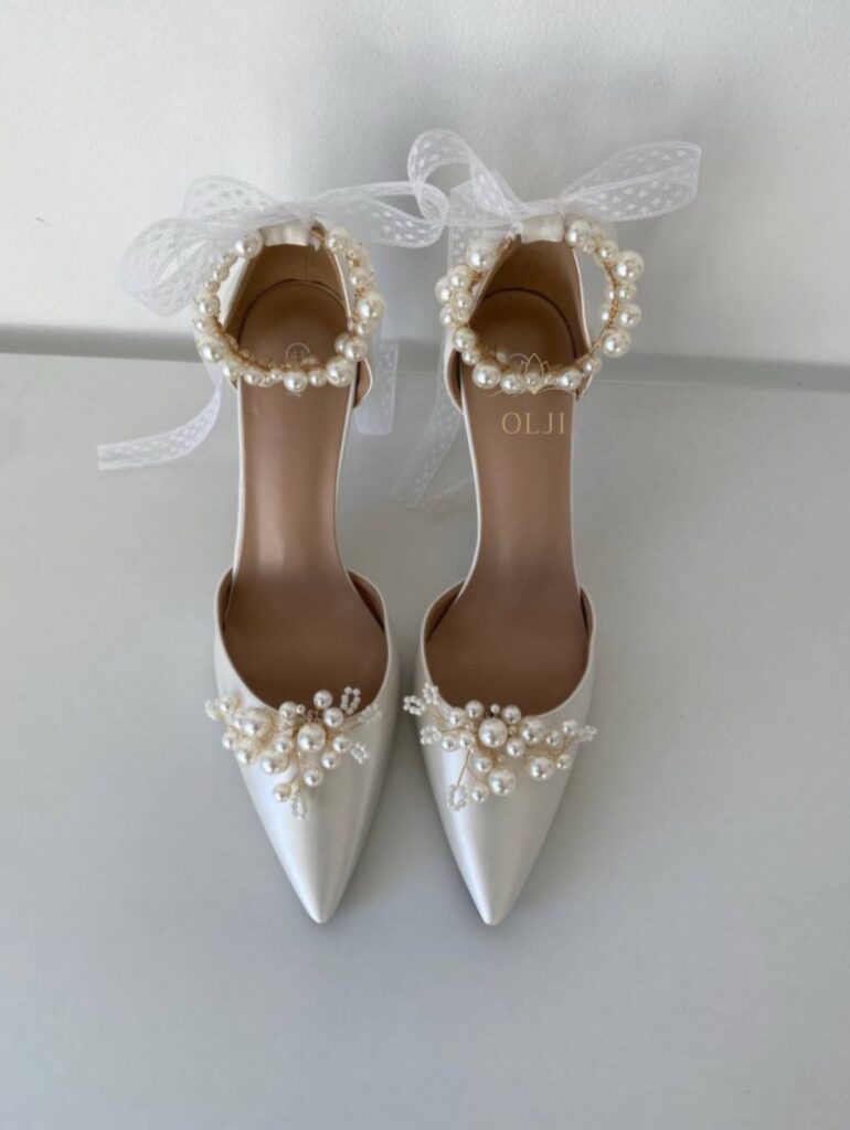 Весільні туфлі зі знімною брошкою з перлин та поясом