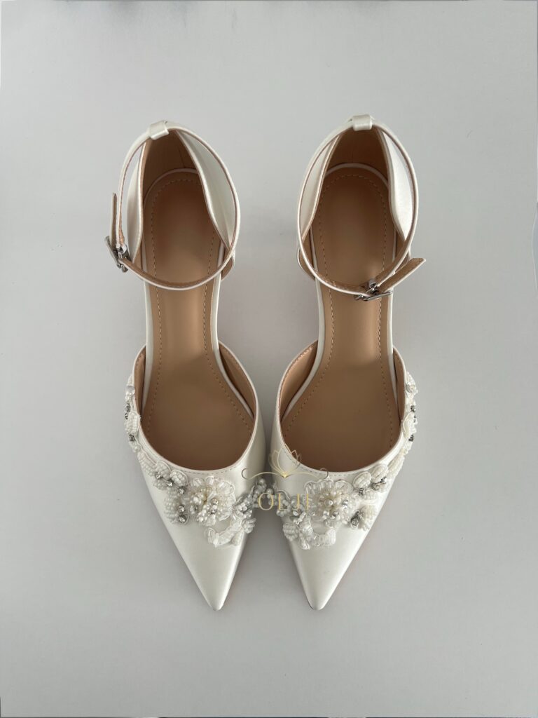 Весільні туфлі з вишивкою та ремінцем