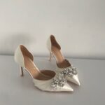 Весільні атласні туфлі зі срібною брошкою