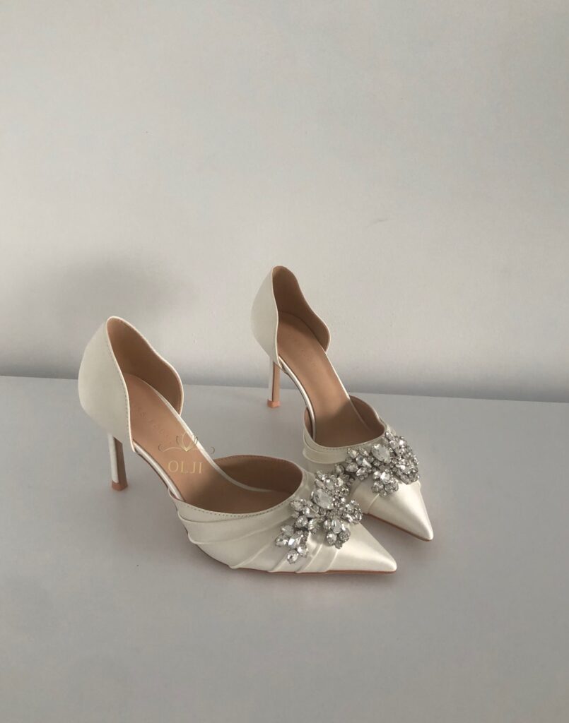 Весільні атласні туфлі зі срібною брошкою