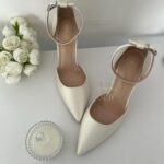 Класичні атласні туфлі з ремінцем