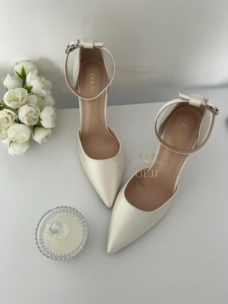 Класичні атласні туфлі з ремінцем