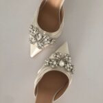 Весільні атласні туфлі зі срібною брошкою