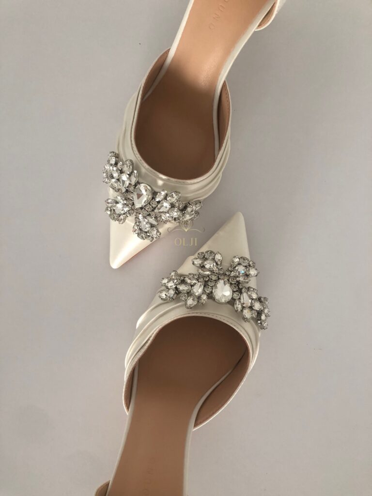 Весільні атласні туфлі зі срібною брошкою