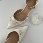 Весільні туфлі з вишивкою та ремінцем