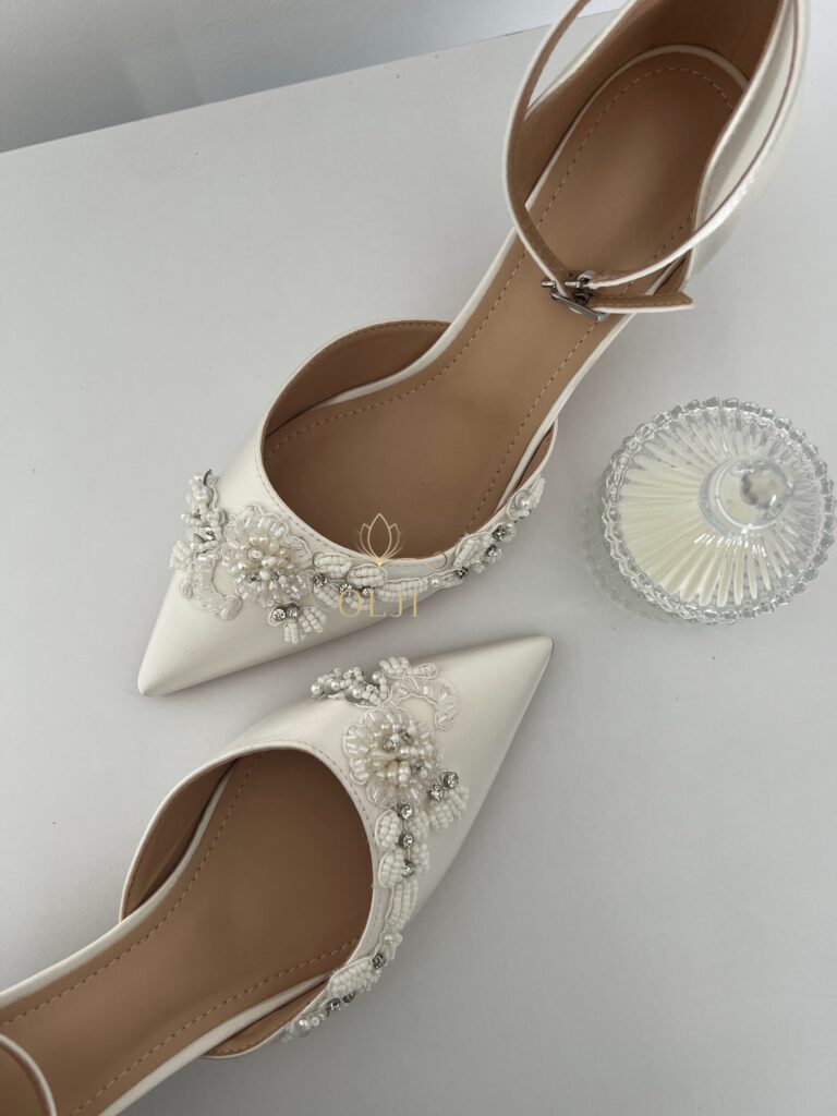 Весільні туфлі з вишивкою та ремінцем