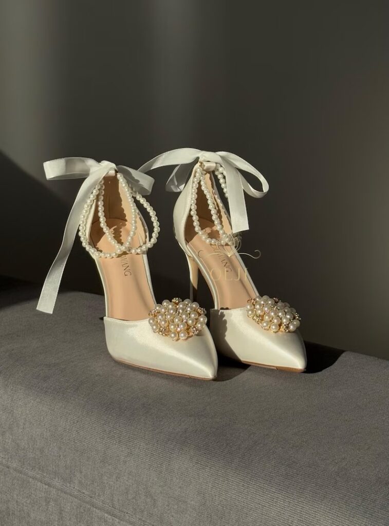 Туфлі 6в1 зі знімними брошками та поясом з перлинами Класичні атласні весільні туфлі