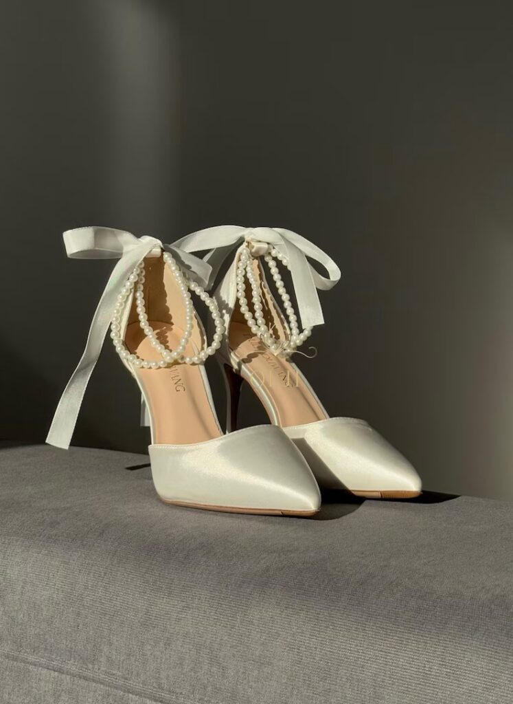 Туфлі 6в1 зі знімними брошками та поясом з перлинами Класичні атласні весільні туфлі