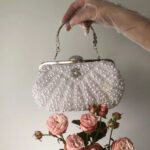 Сумка в перлинах з брошкою