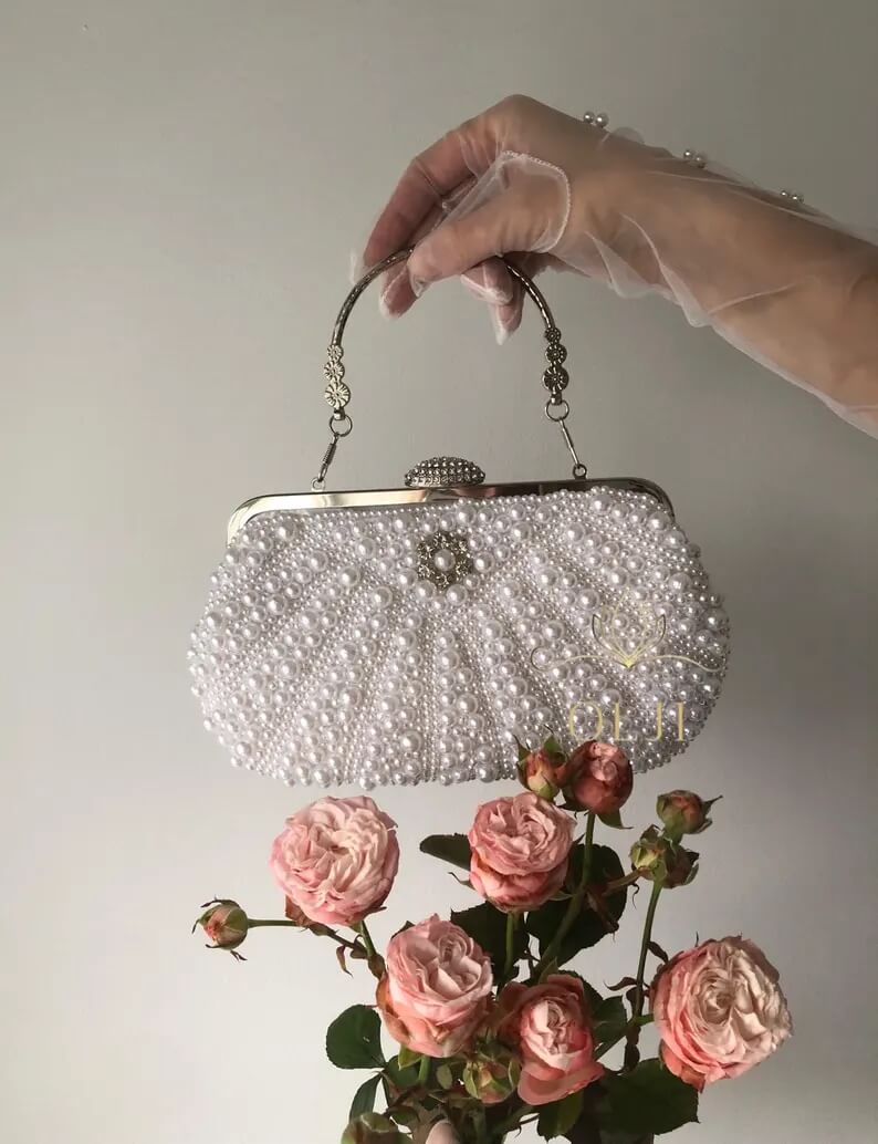 Сумка в перлинах з брошкою
