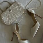 Сумка в перлинах з брошкою