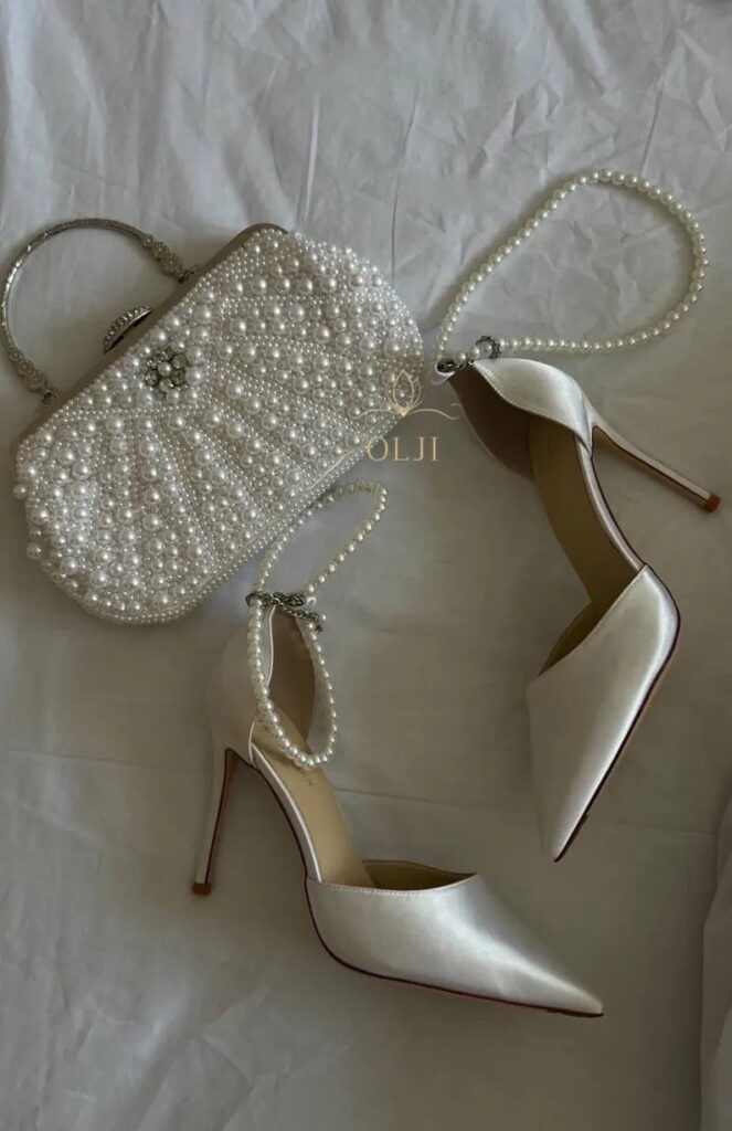 Сумка в перлинах з брошкою