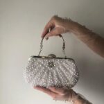 Сумка в перлинах з брошкою