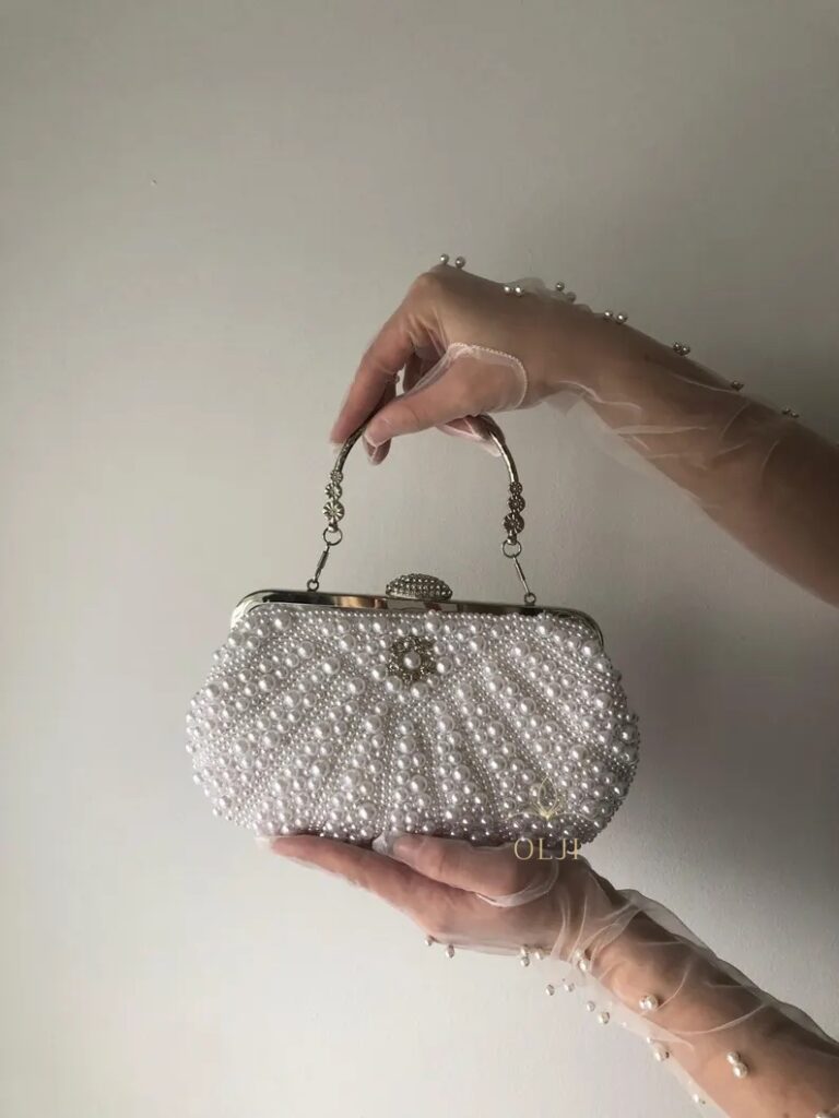 Сумка в перлинах з брошкою