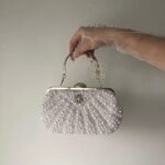 Сумка в перлинах з брошкою